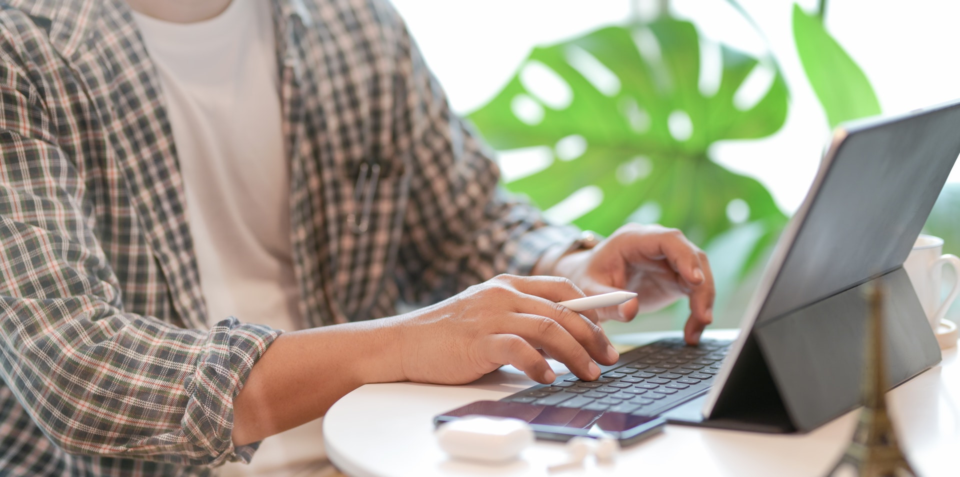 person in black and white plaid dress shirt using mac book Comunicación covid-19